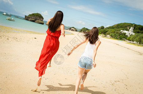 国外奔跑素材在冲绳海滩旅行的妇女背景