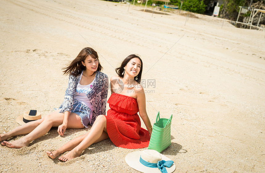 在冲绳海滩旅行的妇女图片
