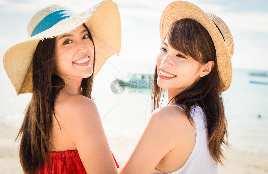 在冲绳海滩旅行的妇女图片