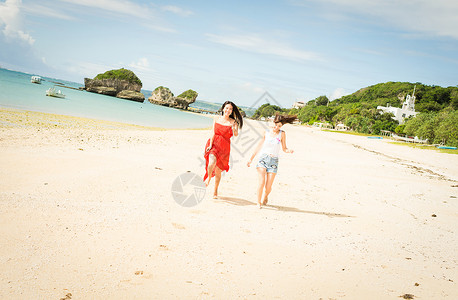 国外奔跑素材微笑远足在冲绳海滩旅行的妇女背景