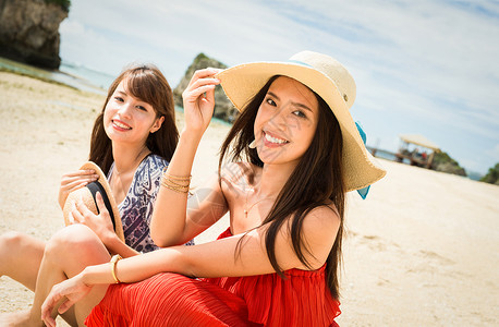 有趣欢快在冲绳海滩旅行的妇女图片