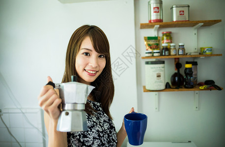 杯马克杯青年一个女人在厨房里图片