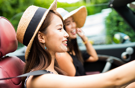 驾车伙伴休息在冲绳旅行的妇女图片