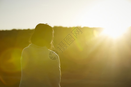 牧场二十几岁观看流浪的女人图片