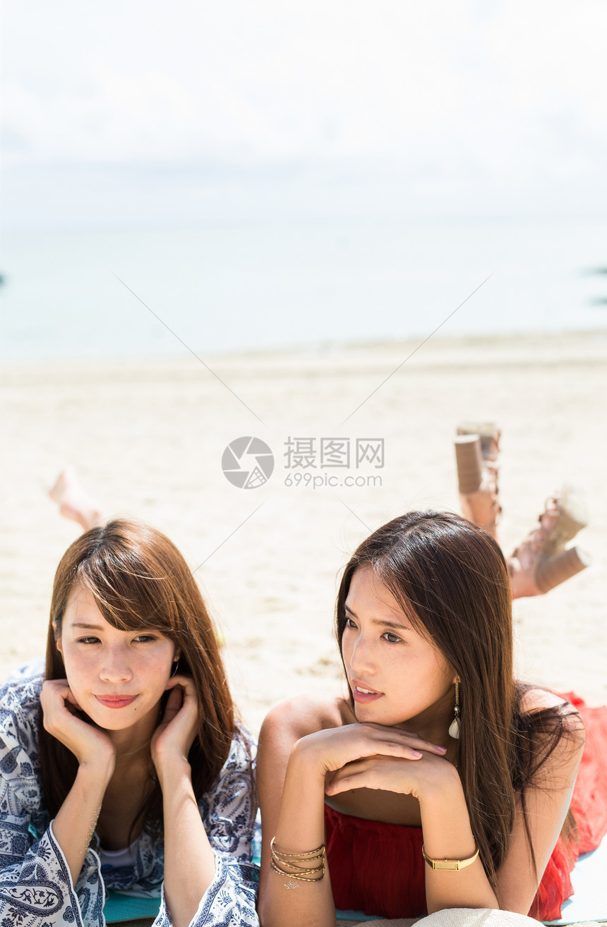旅游业躺下舒服在冲绳旅行的妇女图片
