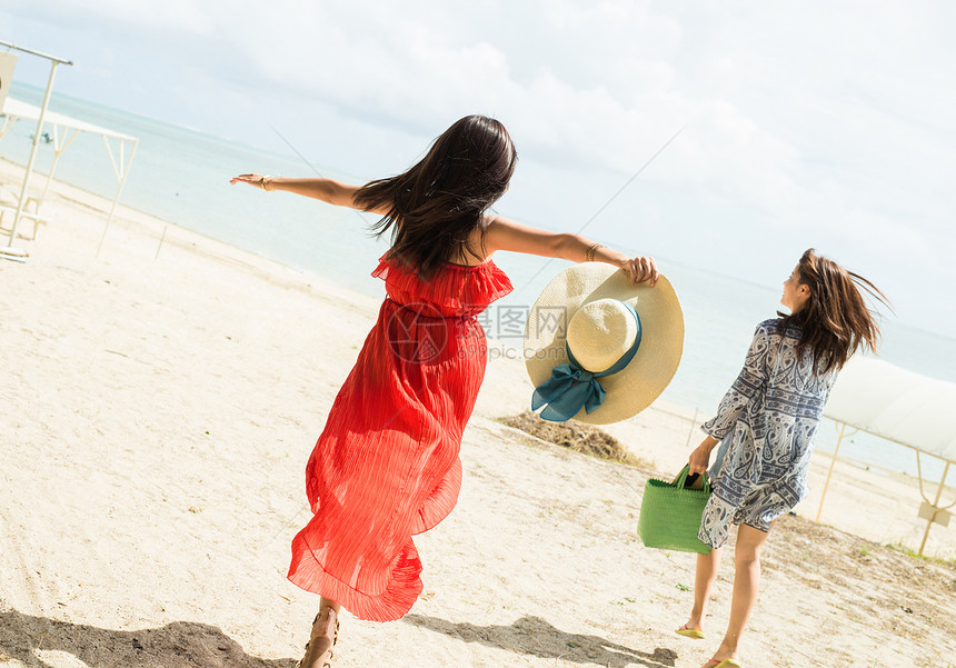 人类壮年女朋友在冲绳旅行的妇女图片