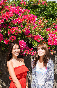 留白肖像夏天在冲绳旅行的妇女图片
