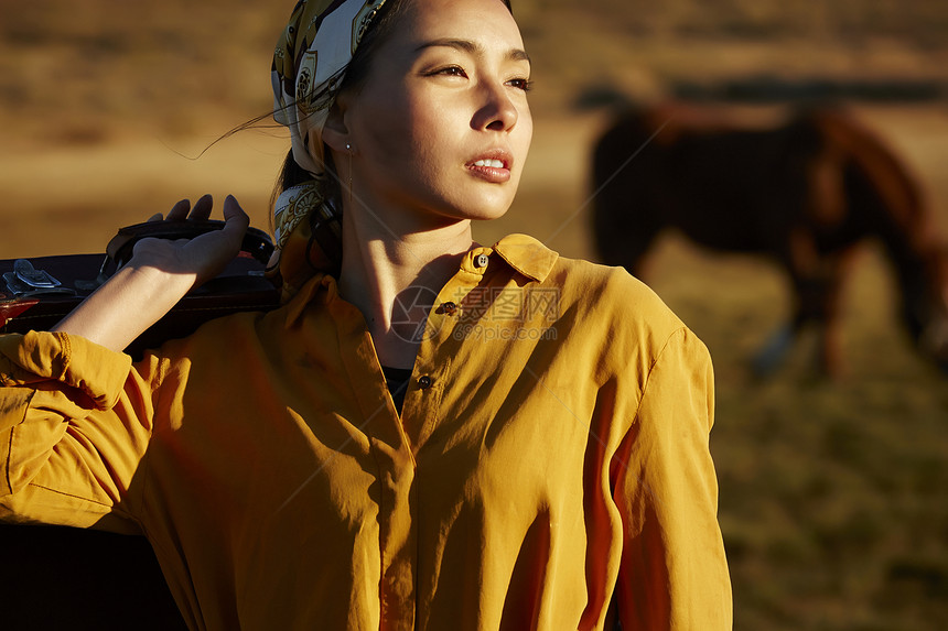 风力发电机背包客荒地流浪的女人图片