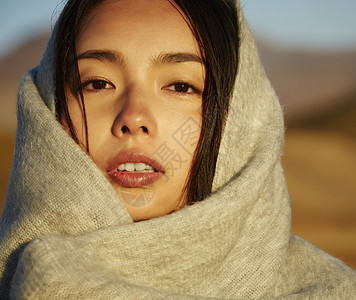 亚洲草原肖像流浪的女人图片