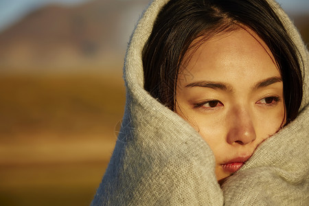 绝妙的女用披肩孤旅流浪的女人背景