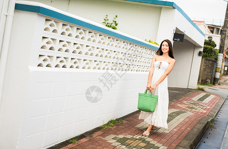 美女夏装连衣裙在冲绳旅行的妇女图片