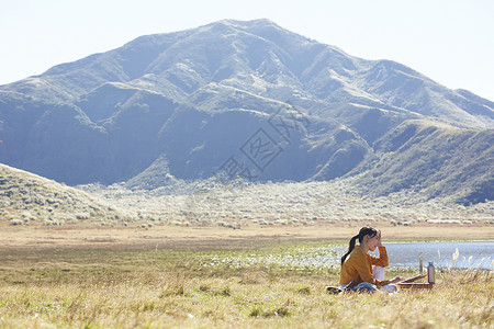 事业女景色在草地上工作的女人图片
