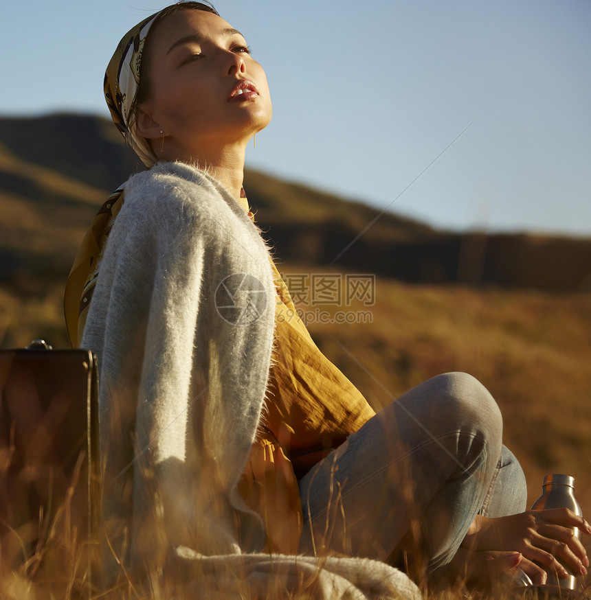 野生荒地三十几岁旅游玩耍的女人图片