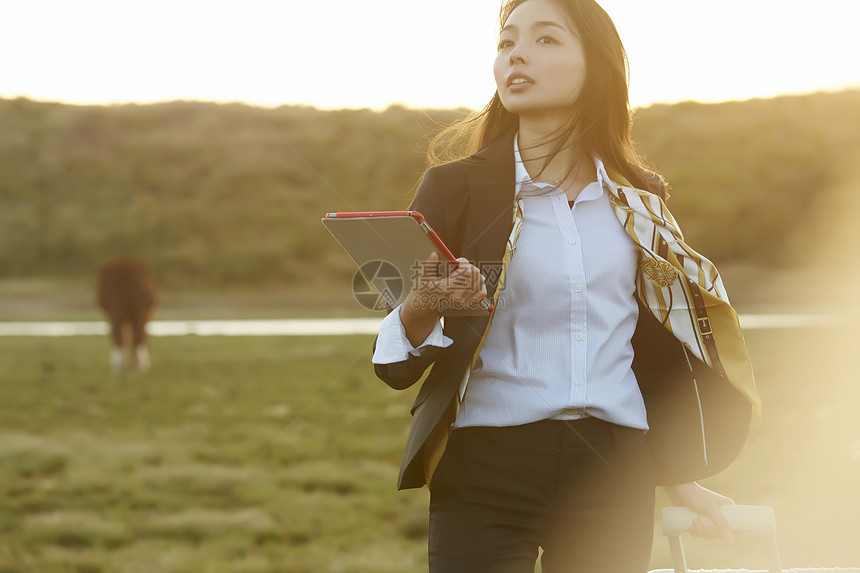 野生荒地三十几岁旅游玩耍的女人图片