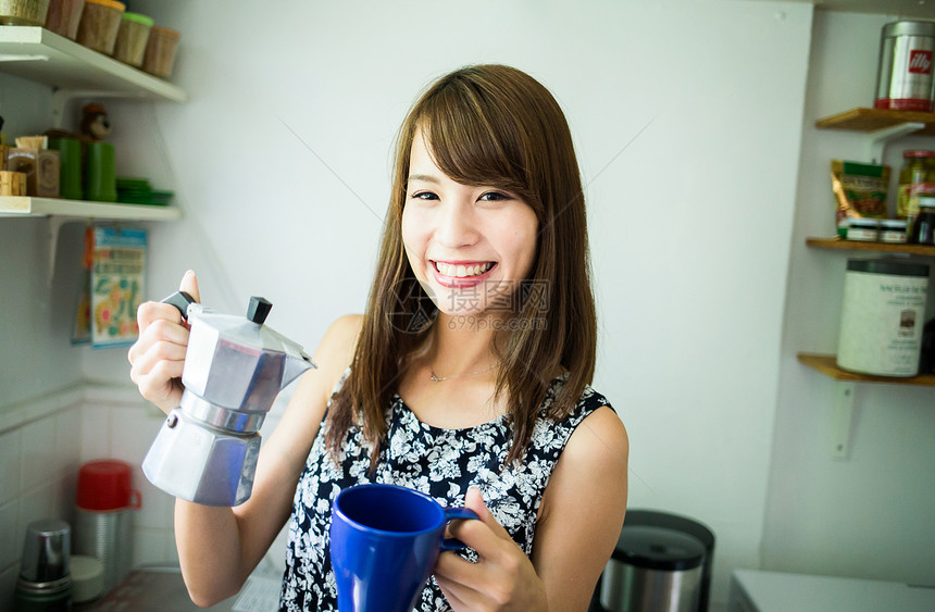 休假一个女人在厨房里图片