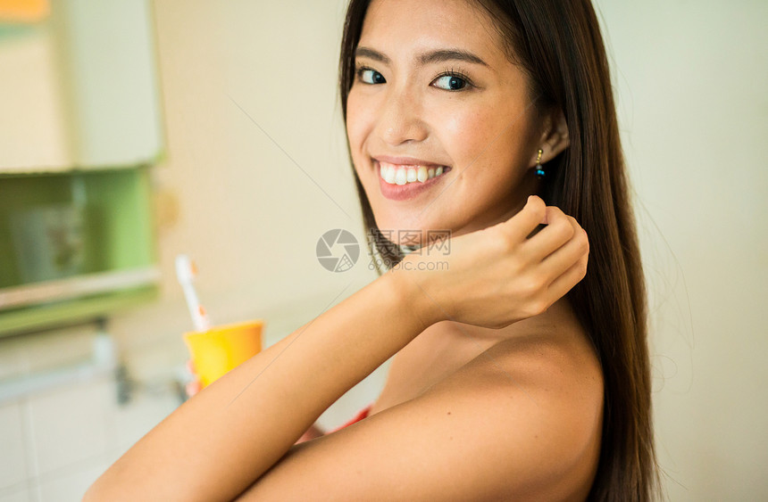 刷牙的妇女图片