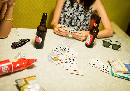户内在屋子里打牌的妇女图片