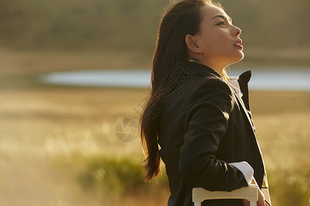 晚上户外的女商人图片