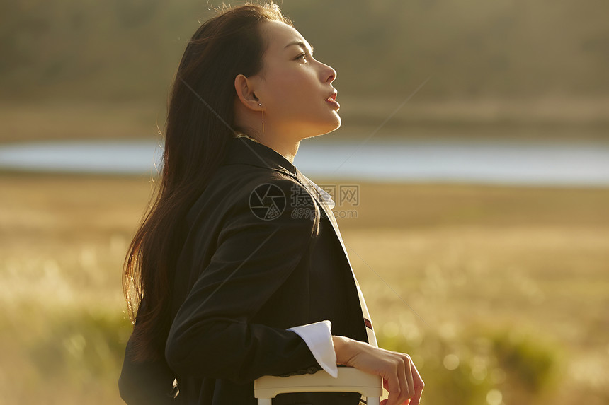 晚上户外的女商人图片