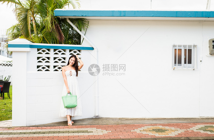 在冲绳旅行的妇女图片