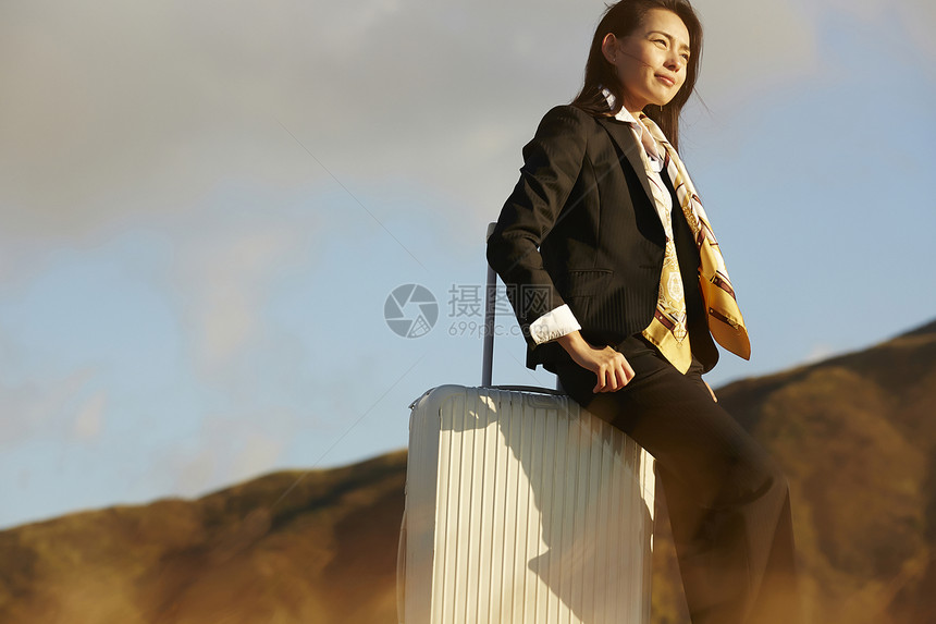 带着行李箱的旅途女孩图片