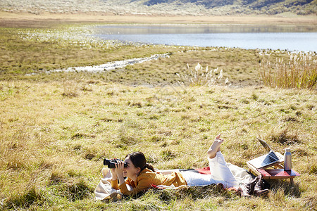 旅行者赤足假日在草地上工作图片
