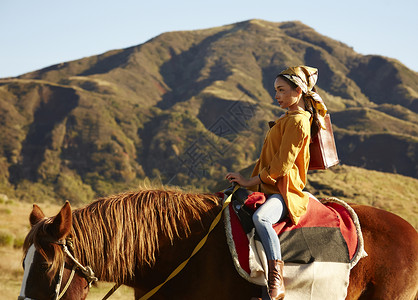 室外骑马旅游的女人图片