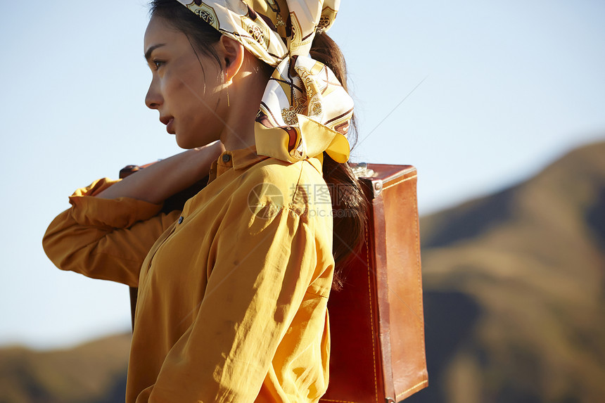 草原上旅游的女人图片