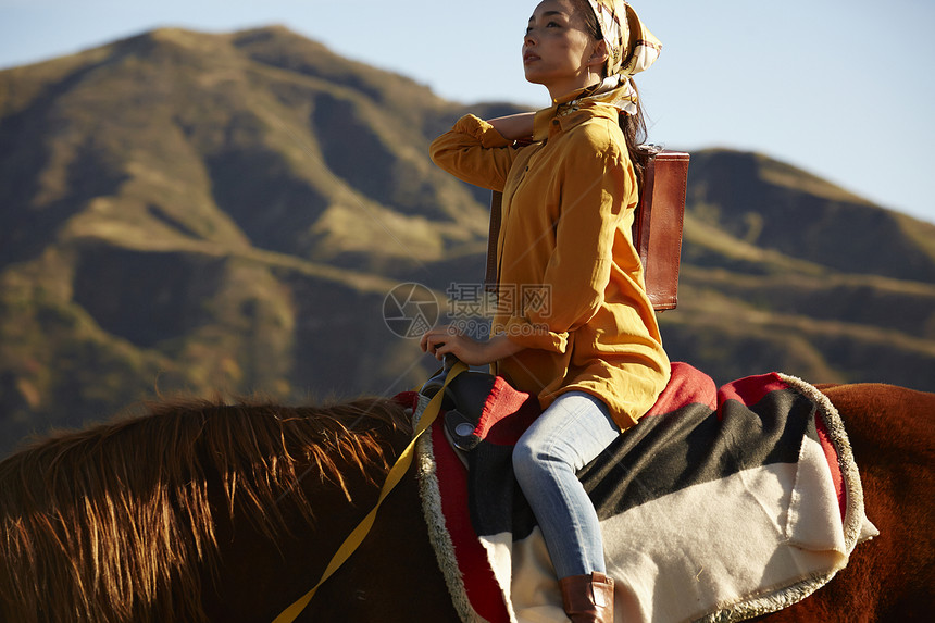 户外旅游的年轻女性图片