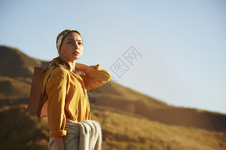 户外旅游的年轻女性图片