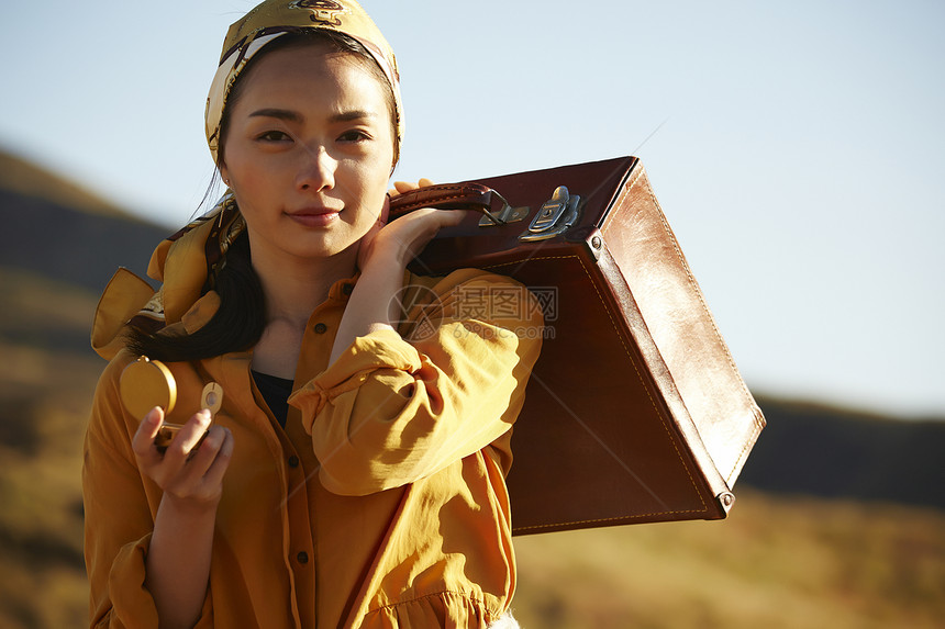 户外旅游的年轻女性图片