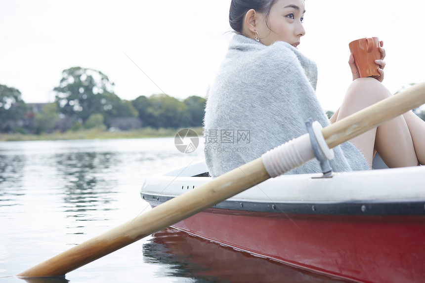 海湾上一个独自旅行的女人图片