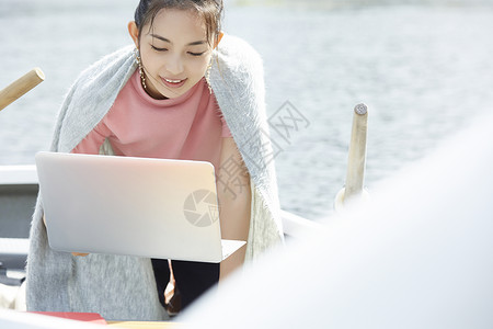 湖泊公园游牧工人船用电脑的女人背景图片