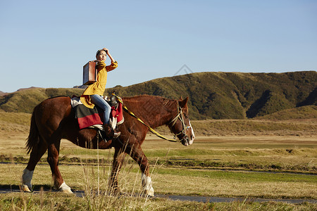 草原上骑马的女人图片