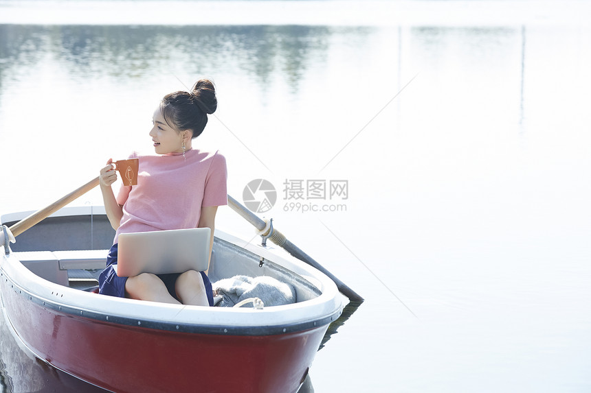 女孩在船上喝咖啡图片