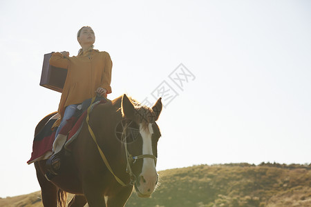草地骑马流浪的女人图片