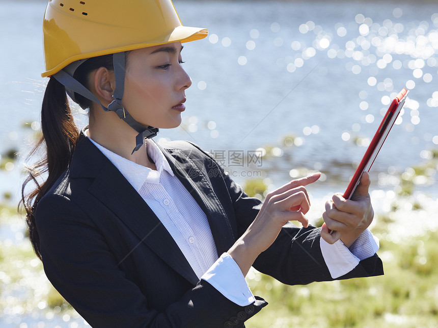 户外的商务女性工作图片