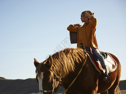 户外草地骑马流浪的女人图片
