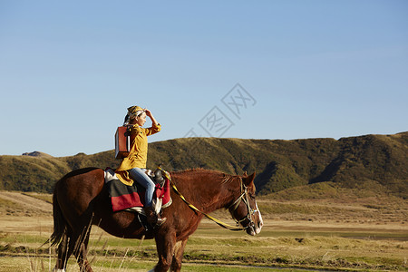 草地骑马流浪的女人图片