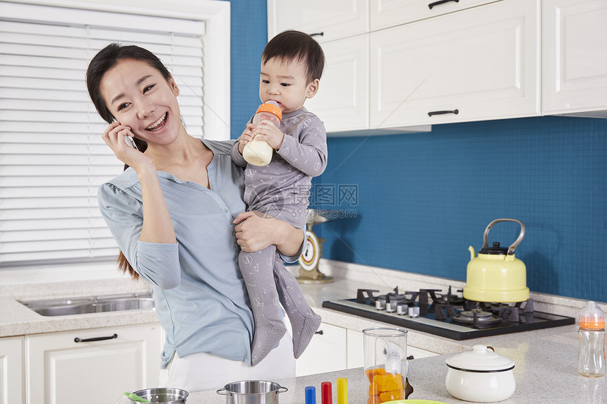 居家玩耍的婴儿小朋友图片