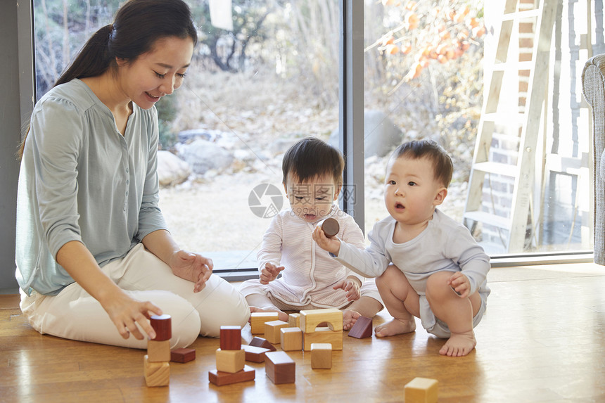 居家玩耍的婴儿小朋友图片