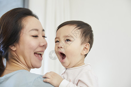 居家玩耍的婴儿小朋友图片