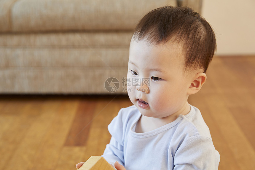 居家玩耍的婴儿小朋友图片