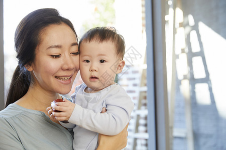 居家玩耍的婴儿小朋友图片