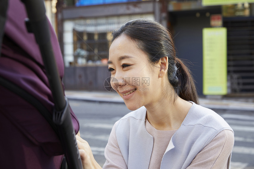 母亲照顾可爱的婴儿图片