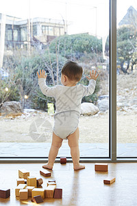 婴儿站在窗户边图片