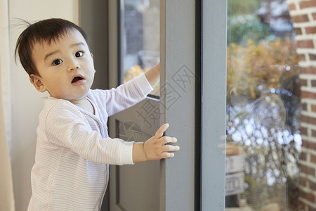 对窗户好奇心的婴儿图片
