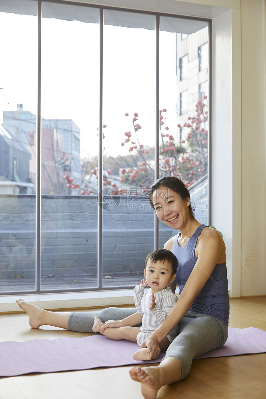 亚洲人爪子赤脚妈妈儿子婴儿运动韩语图片