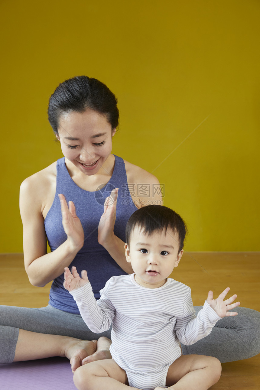 文科硕士住房强烈的感情妈妈儿子婴儿运动韩语图片