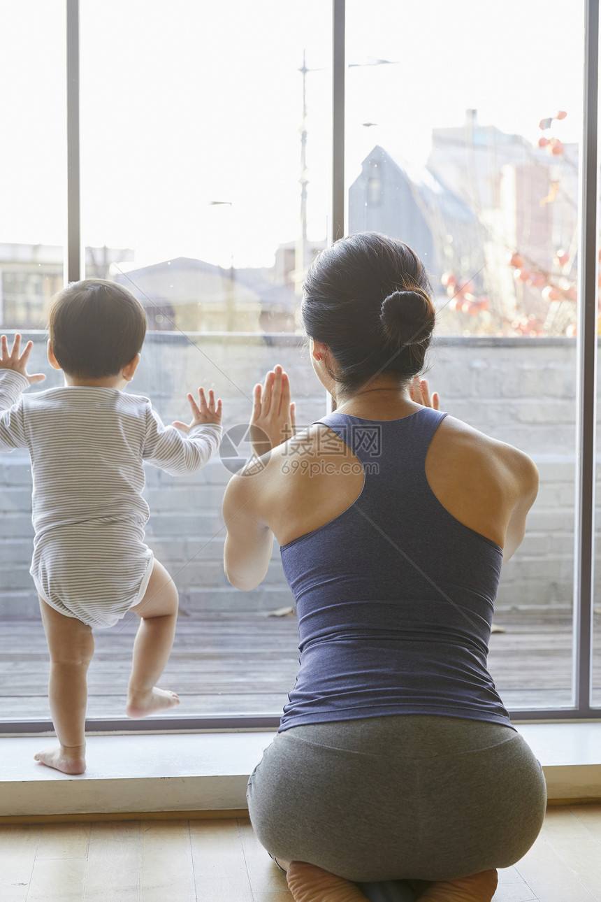 墙地板成人妈妈儿子婴儿运动韩语图片